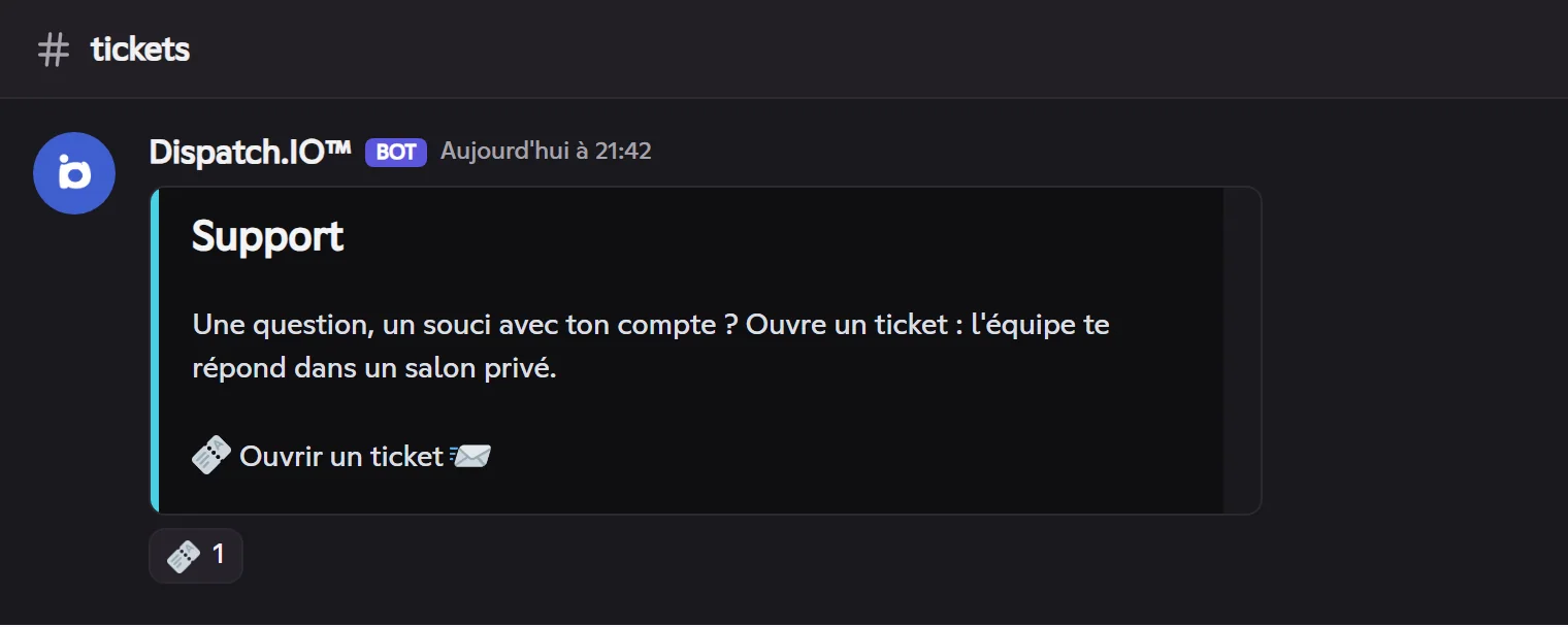 Un système à bouton : clique sur 🎫 pour ouvrir un ticket. Panneau de tickets à bouton « Support » avec la réaction 🎫